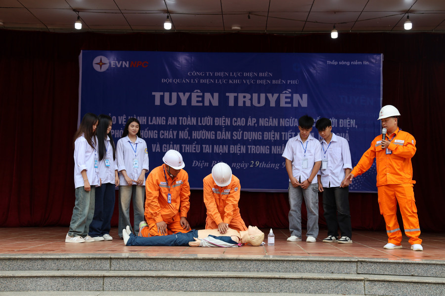 Cán bộ, công nhân viên Đội Quản lý Điện lực Khu vực Điện Biên Phủ hướng dẫn MM886 slot game, bắn cá, lô đề, đá gà xử lý tình huống người bị điện giật và cách sơ cứu. 