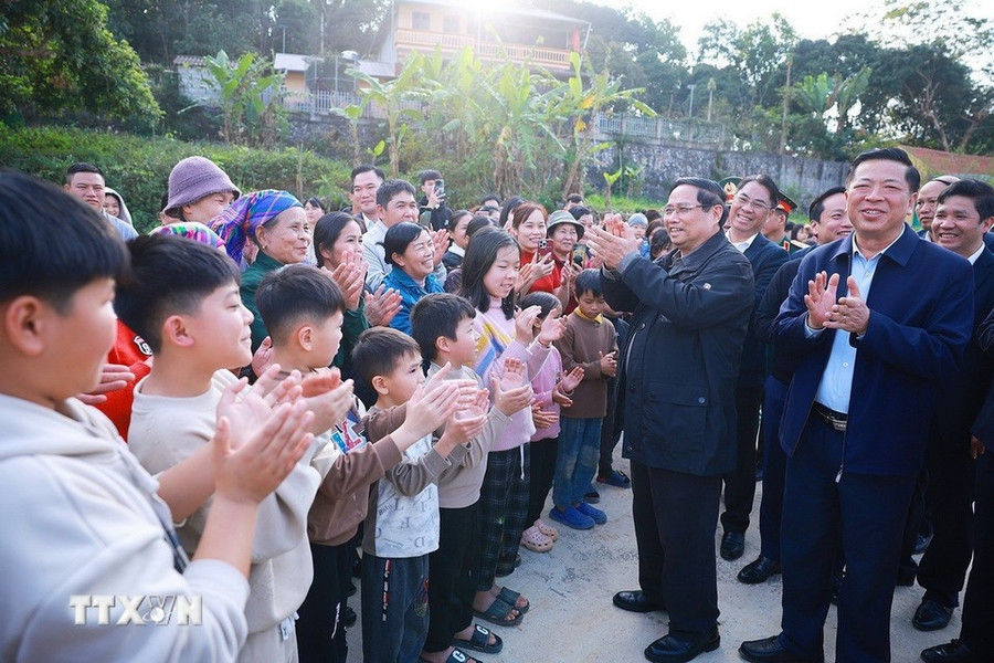 Thủ tướng Phạm Minh Chính thăm, chúc Tết nhân dân Khu tái định cư Đông Khê, Cao Bằng. Ảnh: Dương Giang/TTXVN