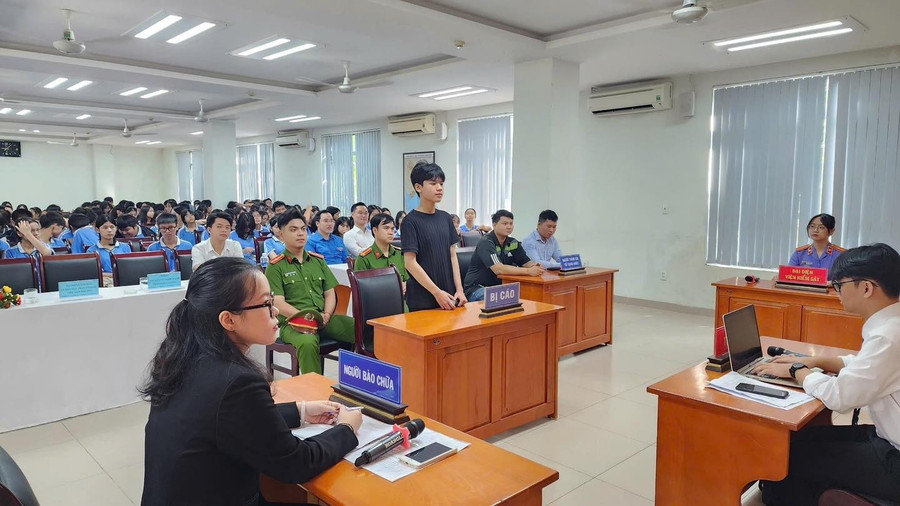 Trường THPT Phan Châu Trinh phối hợp với Đoàn phường Hải Châu và Tòa án nhân dân khu vực 1, Viện Kiểm sát nhân dân khu vực 1 tổ chức phiên tòa giả định về vận chuyển ma túy và các chất trái phép, trong đó có nội dung dùng thử thuốc lá, chất kích thích để truyền thông trong MM886 slot game, bắn cá, lô đề, đá gà. Ảnh: NTCC xay-dung-truong-hoc-khong-khoi-thuoc-dung-kien-thuc-dieu-chinh-hanh-vi.jpg