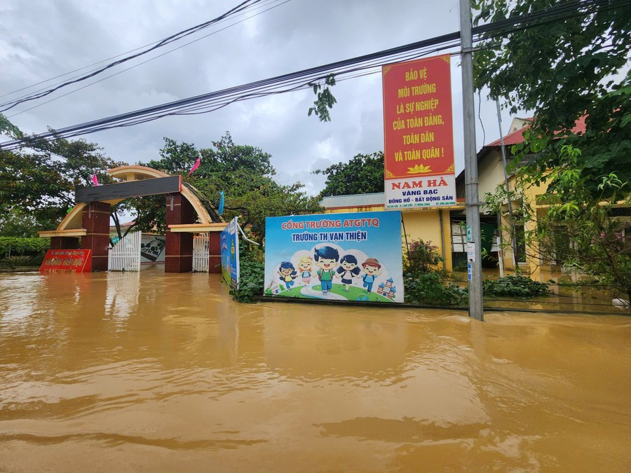Trường học tại Thanh Hóa bị nước ngập sâu. Ảnh: Nguyễn Thuỳ.