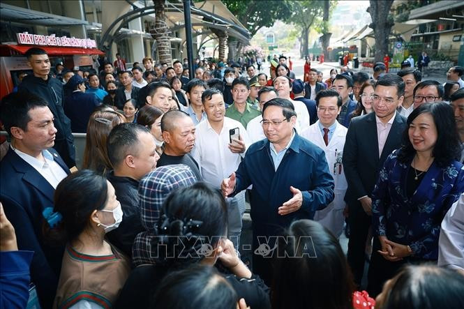 Thủ tướng Phạm Minh Chính thăm hỏi, chúc Tết người thân bệnh nhân điều trị tại Bệnh viện Bạch Mai. Ảnh: Dương Giang/TTXVN Thủ tướng Phạm Minh Chính thăm hỏi, chúc Tết người thân bệnh nhân điều trị tại Bệnh viện Bạch Mai. Ảnh: Dương Giang/TTXVN