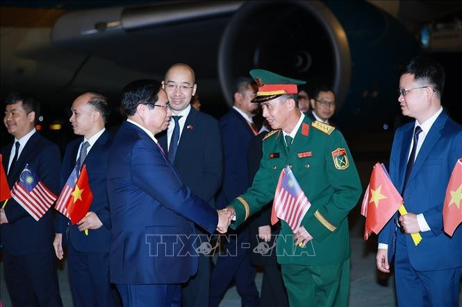 Cán bộ, nhân viên Đại sứ quán Việt Nam tại Malaysia đón Thủ tướng Phạm Minh Chính tham dự Hội nghị Cấp cao ASEAN lần thứ 47 và các Hội nghị Cấp cao liên quan. Ảnh: Dương Giang/TXVN