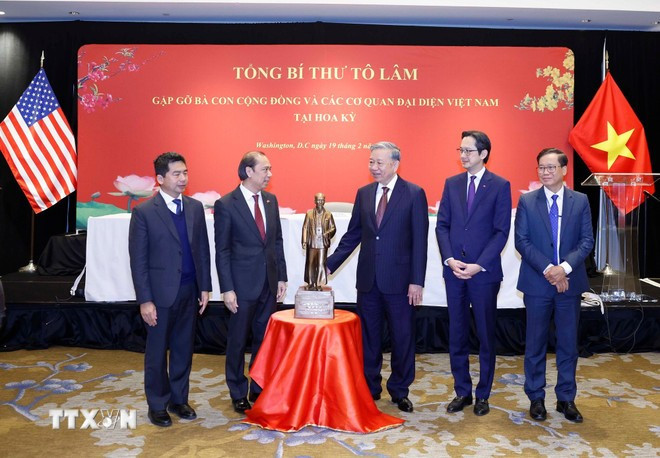Tổng Bí thư Tô Lâm trao tặng bức tượng Chủ tịch Hồ Chí Minh cho các cơ quan đại diện Việt Nam tại Hoa Kỳ. (Ảnh: Thống Nhất/TTXVN) Tổng Bí thư Tô Lâm trao tặng bức tượng Chủ tịch Hồ Chí Minh cho các cơ quan đại diện Việt Nam tại Hoa Kỳ. (Ảnh: Thống Nhất/TTXVN)