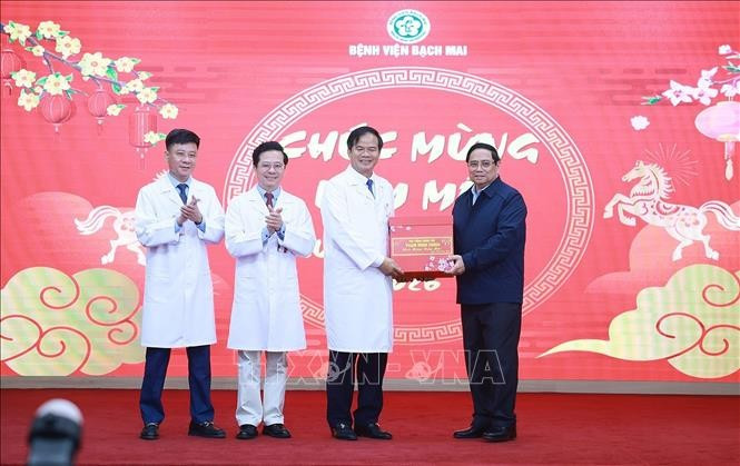 Thủ tướng Phạm Minh Chính tặng quà cho các cán bộ, bác sĩ, nhân viên y tế Bệnh viện Bạch Mai. Ảnh: Dương Giang/TTXVN Thủ tướng Phạm Minh Chính tặng quà cho các cán bộ, bác sĩ, nhân viên y tế Bệnh viện Bạch Mai. Ảnh: Dương Giang/TTXVN