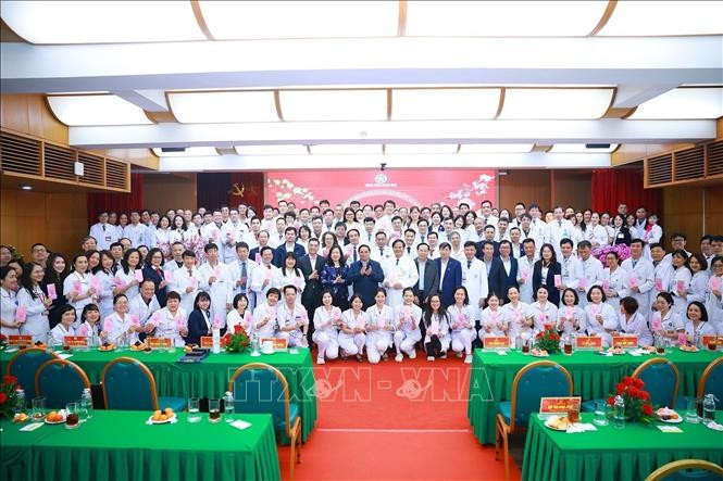 Thủ tướng Phạm Minh Chính với cán bộ, bác sĩ, nhân viên y tế Bệnh viện Bạch Mai. Ảnh: Dương Giang/TTXVN Thủ tướng Phạm Minh Chính với cán bộ, bác sĩ, nhân viên y tế Bệnh viện Bạch Mai. Ảnh: Dương Giang/TTXVN