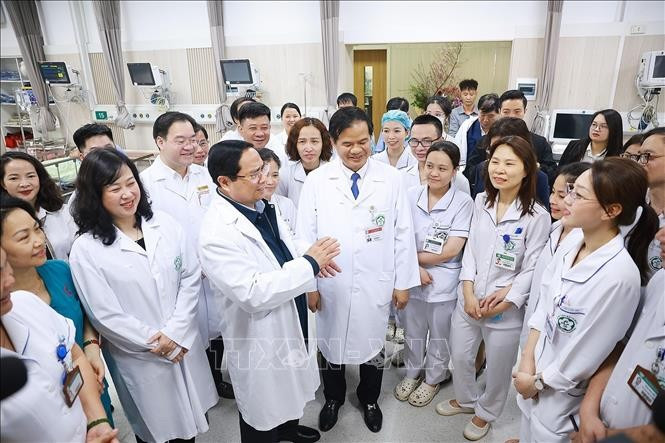 Thủ tướng Phạm Minh Chính chúc Tết, giao nhiệm vụ cho các cán bộ, bác sĩ, nhân viên y tế Bệnh viện Bạch Mai. Ảnh: Dương Giang/TTXVN Thủ tướng Phạm Minh Chính chúc Tết, giao nhiệm vụ cho các cán bộ, bác sĩ, nhân viên y tế Bệnh viện Bạch Mai. Ảnh: Dương Giang/TTXVN