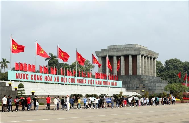 Tổ chức lễ viếng Chủ tịch Hồ Chí Minh và tưởng niệm các Anh hùng liệt sĩ nhân dịp Tết nguyên đán 
