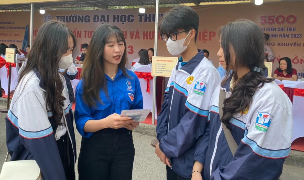Nguyễn Thị Huyền Trang, MM888 Việt Nam Tải App năm thứ tư, Khoa Điện – Điện tử, Trường ĐH Thuỷ lợi tham gia hoạt động tư vấn Đăng Ký MM88.COM Ngay +88K hướng nghiệp. Ảnh: Ngô Chuyên