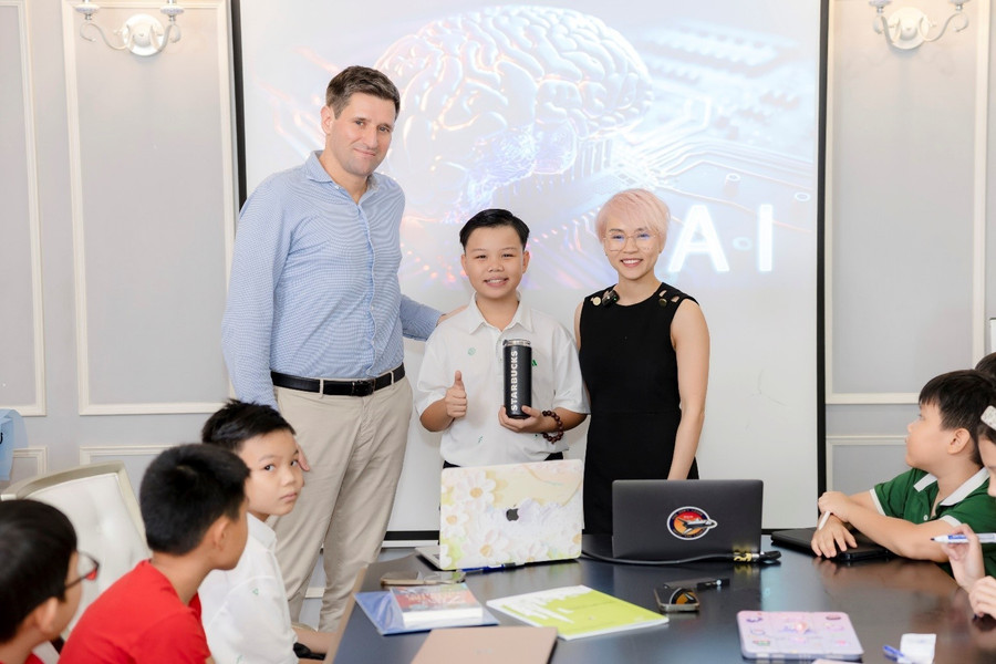 Tiến sĩ Micheal Leibmann (bên trái) – cố vấn công nghệ ứng dụng trí tuệ nhân tạo cho trại hè RES 2025 a3-nl.jpg