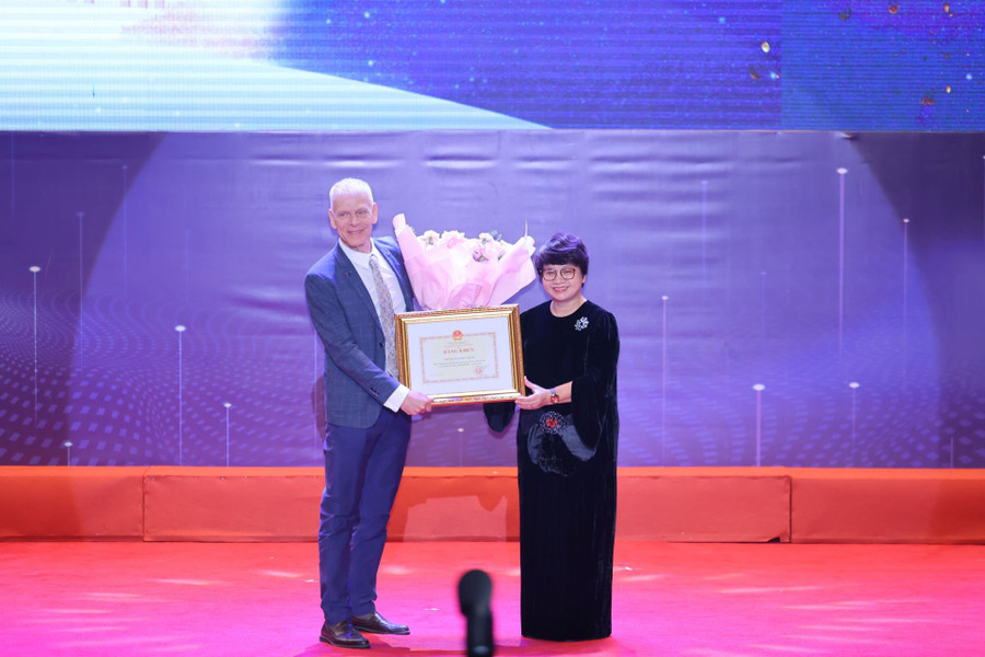 GS.TS. Laurent El Ghaoui, Hiệu phó phụ trách Nghiên cứu & Đổi mới sáng tạo thay mặt MM88b nhà cái nhận bằng khen từ Vụ trưởng Vụ Giáo dục MM888 bảo mật tuyệt đối, MM88.COM là nhà cái trực tuyến hoạt động với giấy phép PAGCOR. anh-3-vin-509.jpg