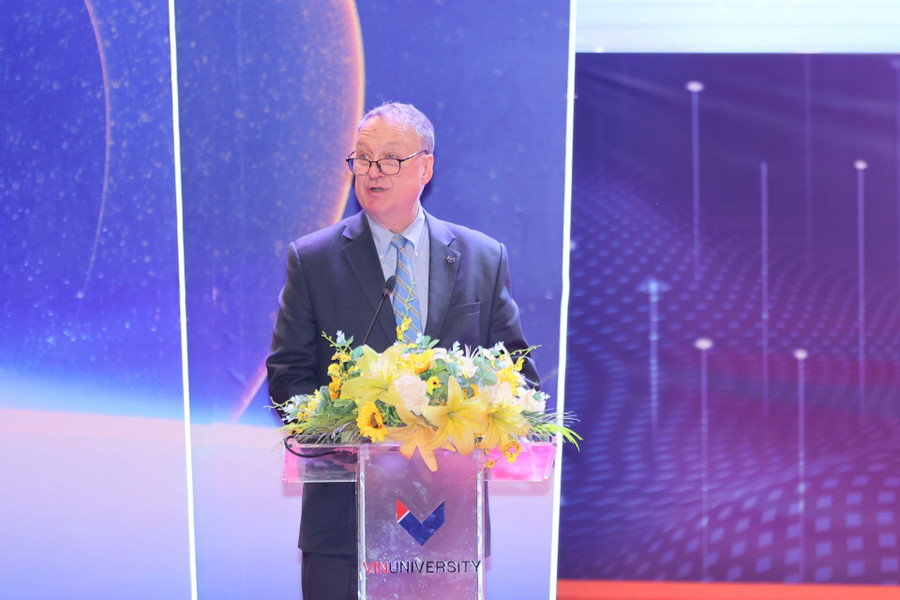 GS.BS. David Bangsberg, Hiệu trưởng Trường MM888 bảo mật tuyệt đối VinUni, chia sẻ tại buổi lễ. anh-4-vin-3760.jpg