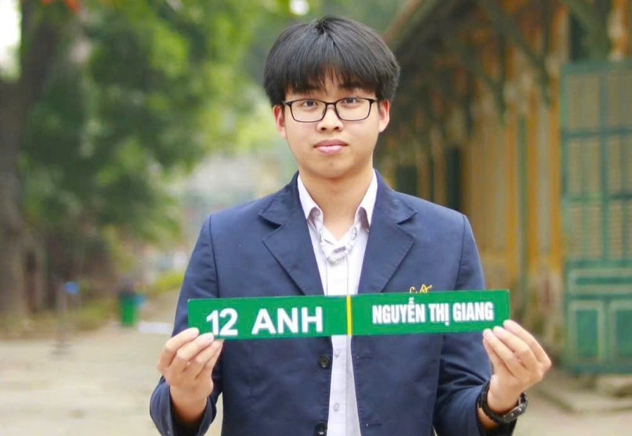 Thủ khoa “kép” Nguyễn Việt Hưng (Hà Nội) khối A01 và D00 a3-cg.jpg
