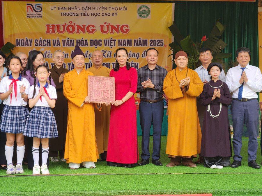 Cô Chu Thị Vựng đại diện Trường Tiểu học Cao Kỳ nhận những phần quà ý nghĩa. z6518539429649-94ae6f08293da17dddb331b6a71e1867.jpg