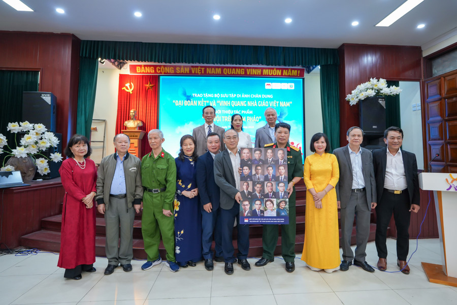 Trao tặng hai bộ sưu tập di ảnh chân dung “Đại đoàn kết” và “Vinh quang nhà giáo Việt Nam”.