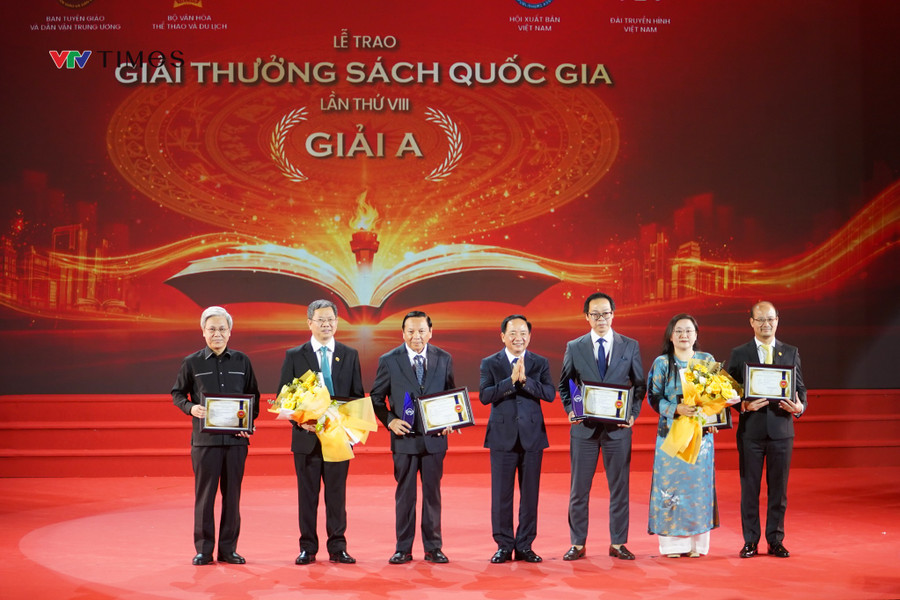 Ông Trịnh Văn Quyết - Ủy viên Bộ 1MM88.com Uy Tín Số 1 Việt Nam, Bí thư Trung ương Đảng, Trưởng Ban Tuyên giáo và Dân vận Trung ương trao giải cho các tác giả đạt giải A. (Ảnh: VTV).