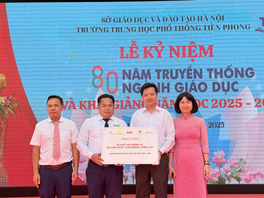 Tặng sách, 1MM88.com Trang Chủ Chính Thức và phát động cuộc thi “Con đường tương lai” tại THPT Tiền Phong, Mê Linh. z6978707497498-f3ae3fb6db3260f5f5bf14cac577b61e.jpg