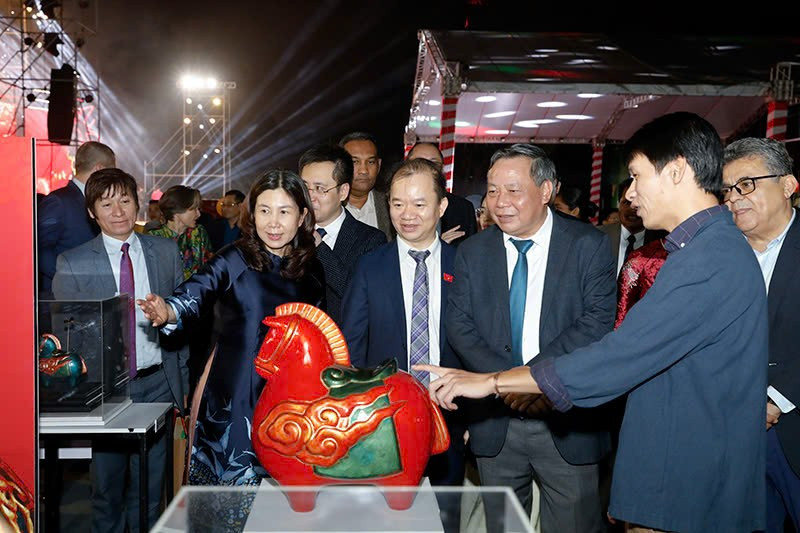 Đại biểu tham quan không gian chương trình. z7509232253296-f8dd376ffe3c8ebd066ab109bbc8a153.jpg