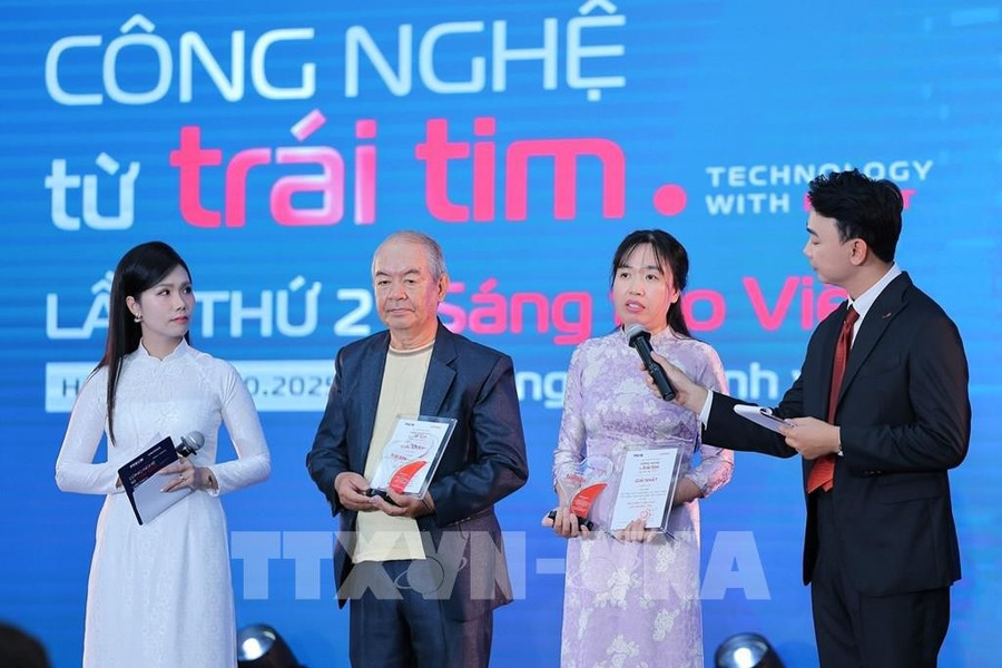 Nhà báo Lục Hương Thu chia sẻ cảm nhận tại buổi lễ. (Ảnh: Lê Đông - TTXVN) 182732-le-trao-giai-thuong-cong-nghe-tu-trai-tim-lan-thu-2.jpg