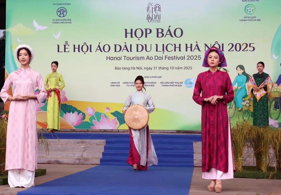 Trình diễn áo dài tại buổi họp báo.