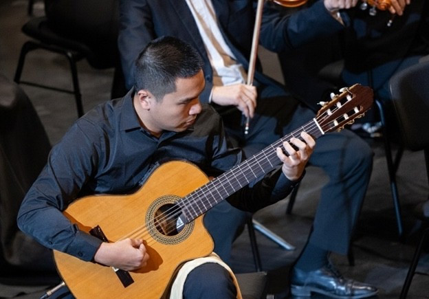 Phần trình diễn Guitar đầy cảm xúc của nghệ sĩ Hoàng Tùng. new-year-concert-2026-loi-chao-nam-moi-day-hung-khoi-bang-am-nhac-3.jpg