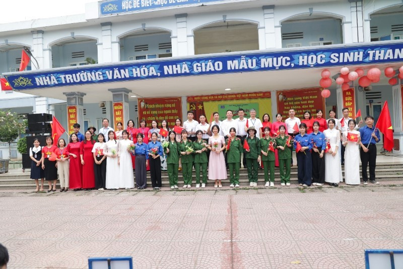 Thầy và trò MM88b nhà cái tham gia chuỗi hoạt động hướng tới đại lễ 30/4gia chuỗi hoạt động hướng tới đại lễ 30/4 image001.jpg