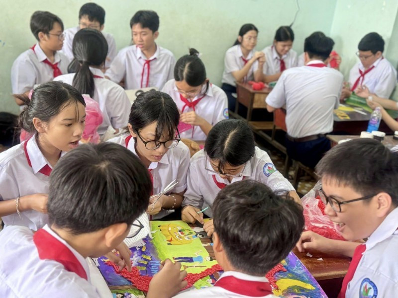 Các em MM886 slot game, bắn cá, lô đề, đá gà cùng nhau làm việc nhóm để hoàn thiện tác phẩm của nhóm mình trong 2 tiết học. image005.jpg