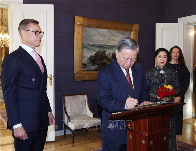 le-don-tong-bi-thu-to-lam-va-phu-nhan-tham-chinh-thuc-cong-hoa-phan-lan-8.jpg
