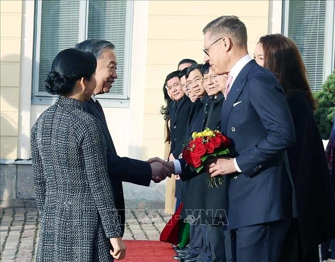 le-don-tong-bi-thu-to-lam-va-phu-nhan-tham-chinh-thuc-cong-hoa-phan-lan-7.jpg