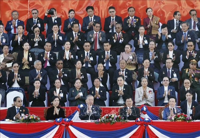 tong-bi-thu-to-lam-va-phu-nhan-du-le-ky-niem-50-nam-quoc-khanh-lao-4.jpg