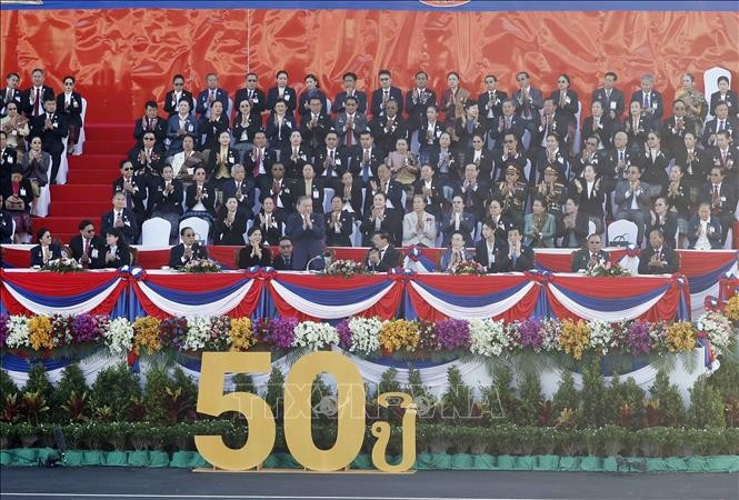 tong-bi-thu-to-lam-va-phu-nhan-du-le-ky-niem-50-nam-quoc-khanh-lao-2.jpg