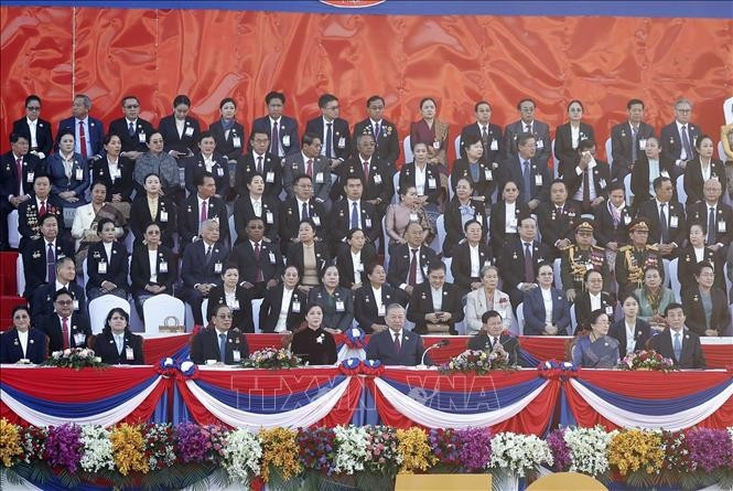 tong-bi-thu-to-lam-va-phu-nhan-du-le-ky-niem-50-nam-quoc-khanh-lao-5.jpg