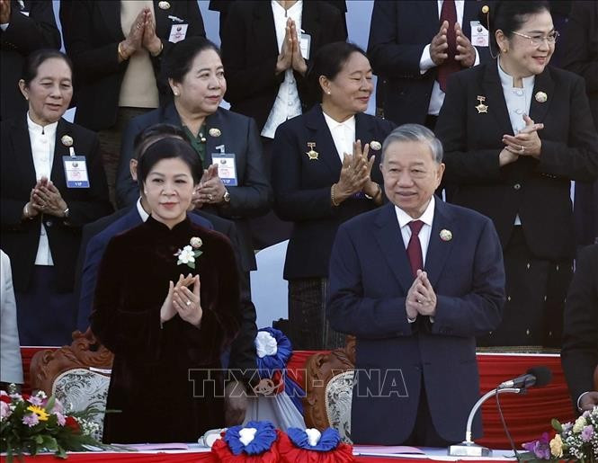 tong-bi-thu-to-lam-va-phu-nhan-du-le-ky-niem-50-nam-quoc-khanh-lao-3.jpg