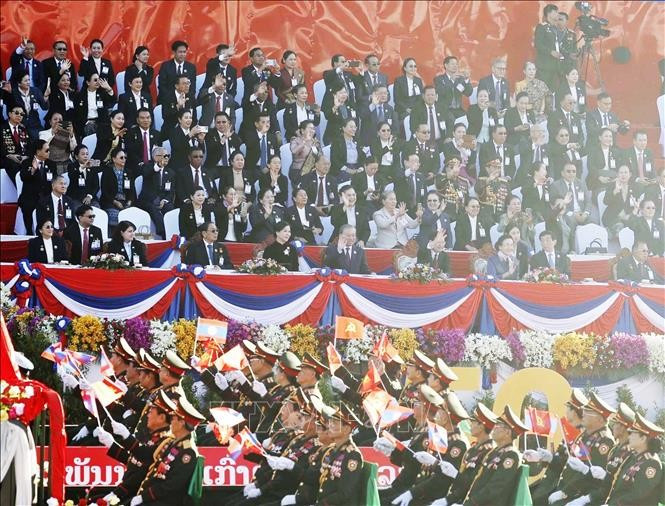 tong-bi-thu-to-lam-va-phu-nhan-du-le-ky-niem-50-nam-quoc-khanh-lao-6.jpg