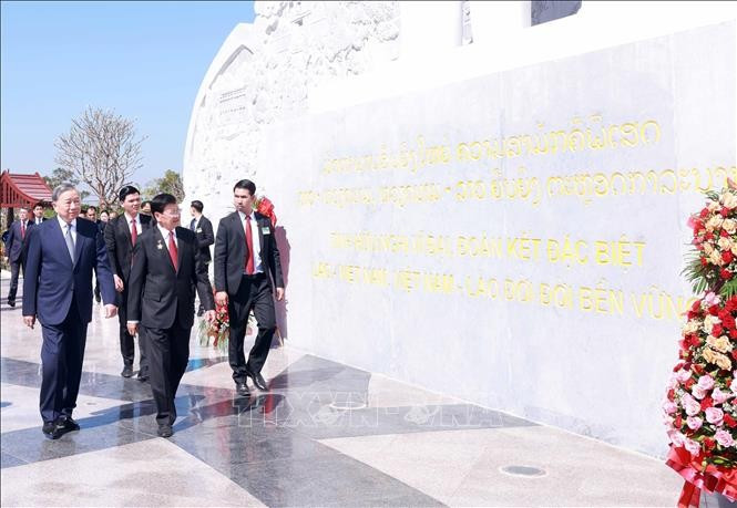 Tổng Bí thư Tô Lâm cùng Tổng Bí thư, Chủ tịch nước Lào Thongloun Sisoulith dự khánh thành Công viên Hữu nghị Lào - Việt Nam. Ảnh: Thống Nhất/TTXVN tong-bi-thu-to-lam-du-le-khanh-thanh-cong-vien-huu-nghi-lao-viet-nam-2.jpg