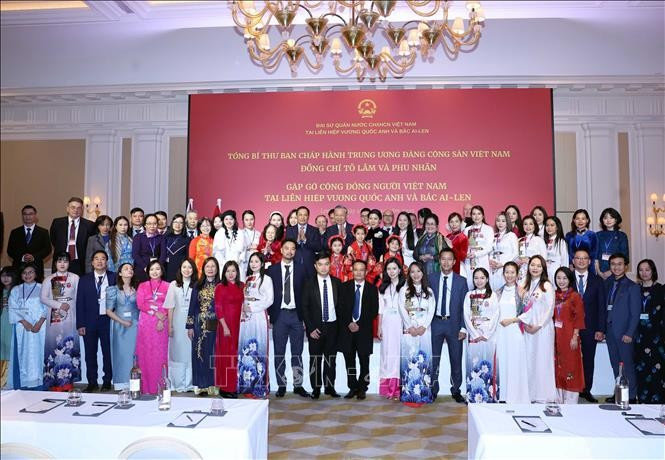 Tổng Bí thư Tô Lâm và Phu nhân với cộng đồng người Việt Nam tại Anh. Ảnh: Thống Nhất/TTXVN tong-bi-thu-gap-go-cong-dong-nguoi-viet-nam-va-can-bo-dai-su-quan-viet-nam-5.jpg