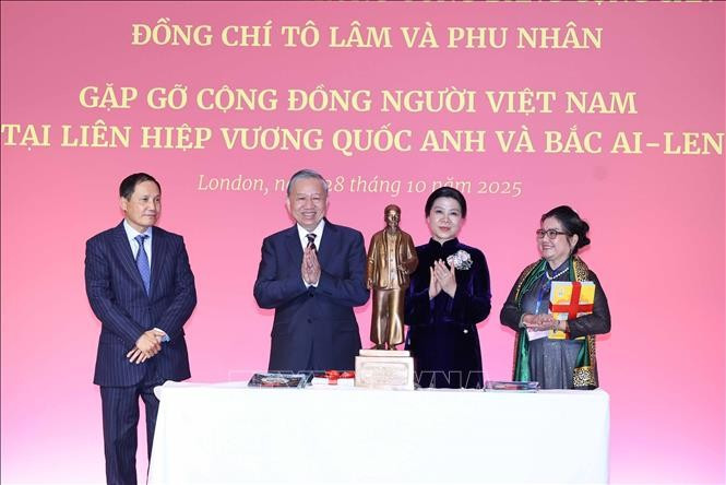 Tổng Bí thư Tô Lâm và Phu nhân tặng bức tượng Chủ tịch Hồ Chí Minh cho Đại sứ quán Việt Nam tại Anh. Ảnh: Thống Nhất/TTXVN tong-bi-thu-gap-go-cong-dong-nguoi-viet-nam-va-can-bo-dai-su-quan-viet-nam-2.jpg