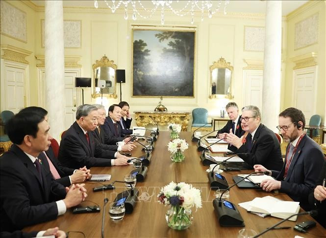 Tổng Bí thư Tô Lâm và Thủ tướng Liên hiệp Vương quốc Anh và Bắc Ireland Keir Starmer hội đàm. Ảnh: Thống Nhất/TTXVN thu-tuong-anh-chu-tri-le-don-chinh-thuc-va-hoi-dam-voi-tong-bi-thu-to-lam-4.jpg