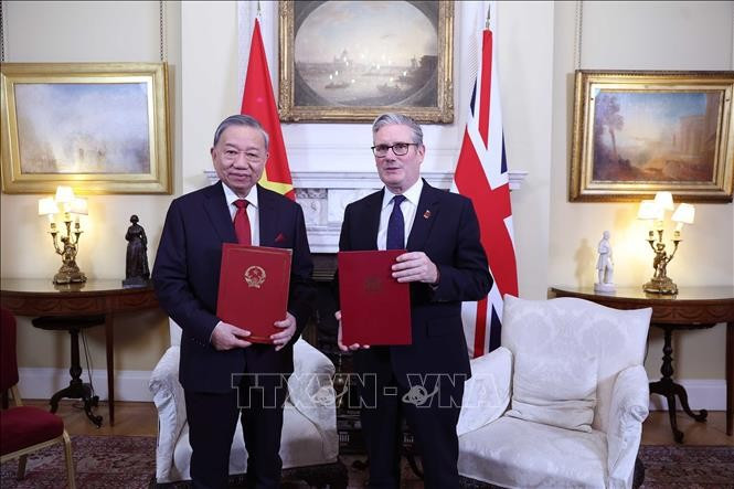 Tổng Bí thư Tô Lâm và Thủ tướng Liên hiệp Vương quốc Anh và Bắc Ireland Keir Starmer trao Tuyên bố chung về nâng cấp quan hệ Việt Nam - Anh lên Đối tác chiến lược toàn diện. Ảnh: Thống Nhất/TTXVN tuyen-bo-chung-ve-viec-nang-cap-quan-he-viet-nam-anh-len-doi-tac-chien-luoc.jpg