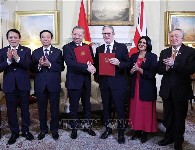 tuyen-bo-chung-ve-viec-nang-cap-quan-he-viet-nam-anh-len-doi-tac-chien-luoc-2.jpg