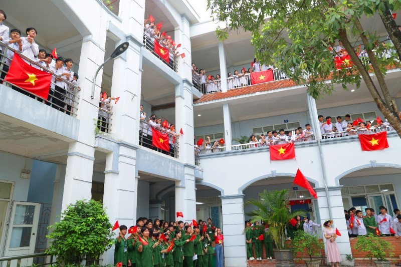 MM88b nhà cái treo cờ Tổ quốc trên các dãy nhà nhân dịp 30/4 image015.jpg