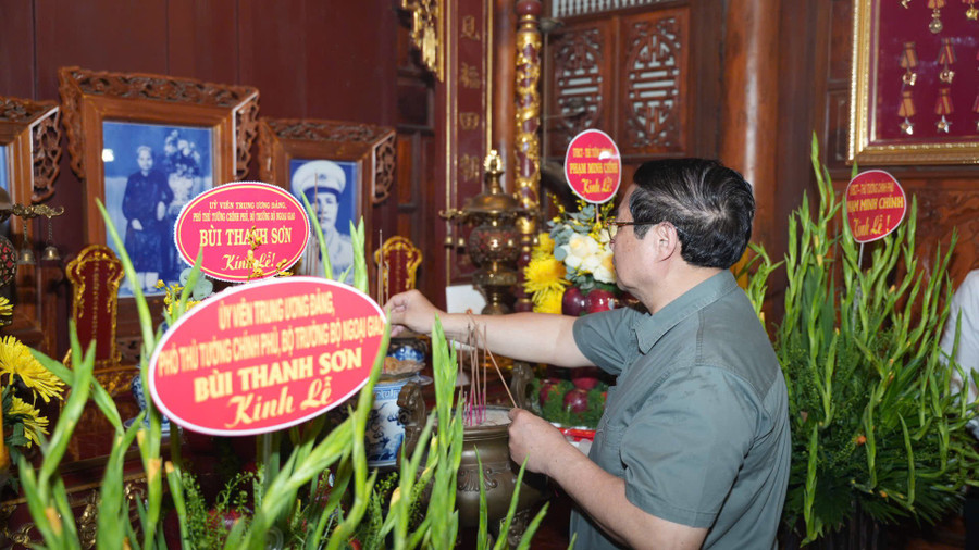 Thủ tướng Phạm Minh Chính dâng hương tưởng niệm Đại tướng Nguyễn Chí Thanh. z6842423969463-169ee0610d8b56dcaca1a3504a29d03c.jpg