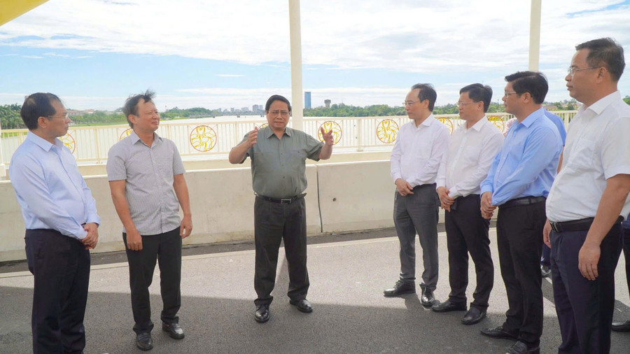 Đoàn của Thủ tướng thăm cầu Nguyễn Hoàng vừa mới thông xe kỹ thuật, vượt tiến độ 9 tháng. z6842645651936-16a5e237af1be8ae218ed9340a1a4062.jpg