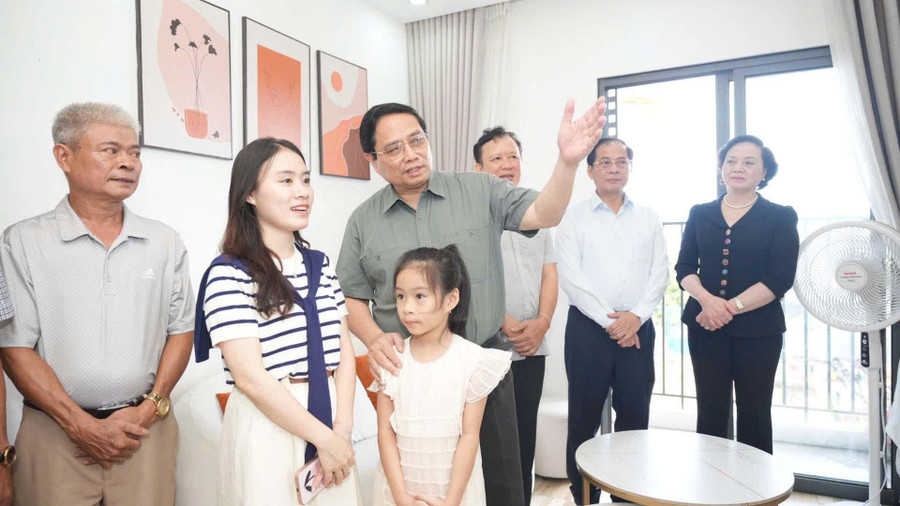 Thủ tướng động viên, khích lệ và hỏi thăm các gia đình. z6842645425495-4001d65fa0756224c69c9210c202c287.jpg