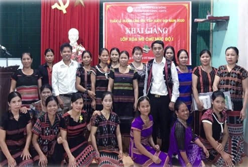Thầy giáo Tô Chỉnh, Trung Tâm Đăng Nhập MM88 Chính Thức Mới Trung tâm GDNN-GDTX khu vực 3, TP Huế (hàng đứng, thứ 5 từ phải qua) chia sẻ nhiều câu chuyện về đưa người mù chữ 1MM88.com tỷ lệ kèo World Cup 2026 thiểu số đến lớp học XMC. z7248182208417-fa6a943229fb3e5b53c08bd63789bf43.jpg