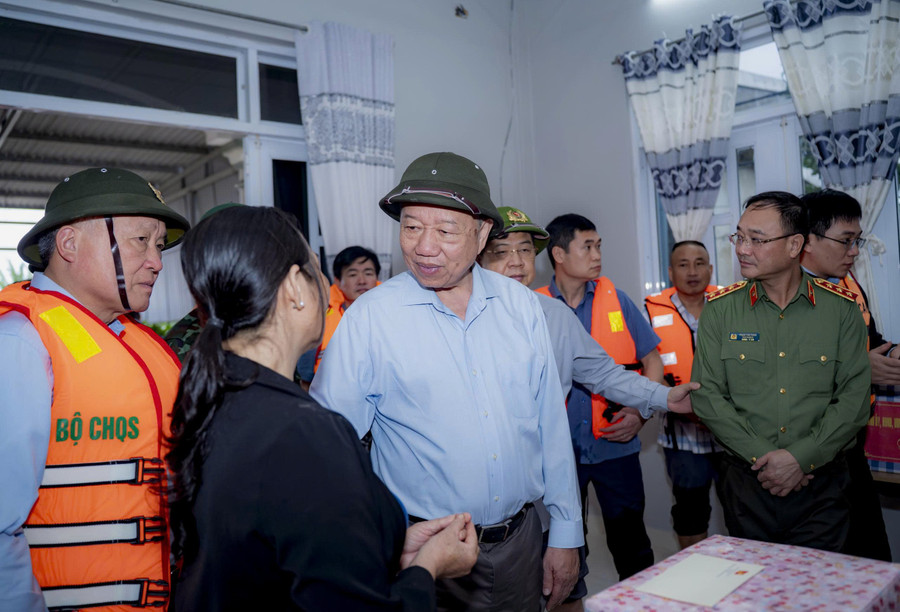 Tổng Bí thư Tô Lâm thăm, động viên Nhân dân bị ảnh hưởng bởi lũ. 2.jpg