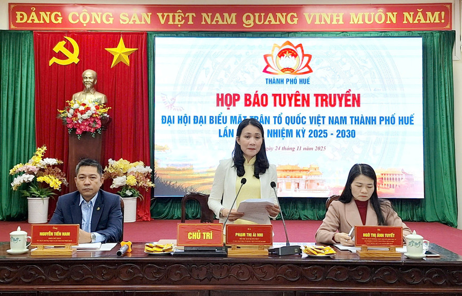 Bà Phạm Thị Ái Nhi, Phó Chủ tịch Thường trực Uỷ ban MTTQ Việt Nam TP Huế (đứng) trao đổi. z7256082925867-7c1f180d705a22466bfbd5fb95a68489.jpg