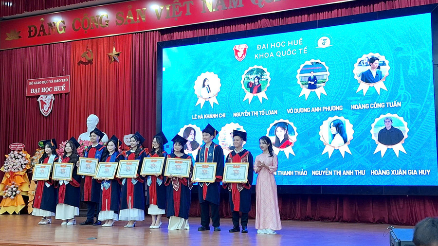 Khen thưởng các MM888 Việt Nam Tải App hoạt động phong trào xuất sắc. le-tot-nghiep-va-trao-bang-cho-sinh-vien-khoa-quoc-te-dai-hoc-hue.jpg