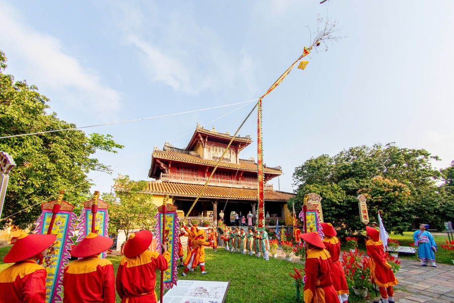 Nghi lễ hạ tiêu sáng 23/2 (mùng 7 Tết) tại Đại Nội Huế.