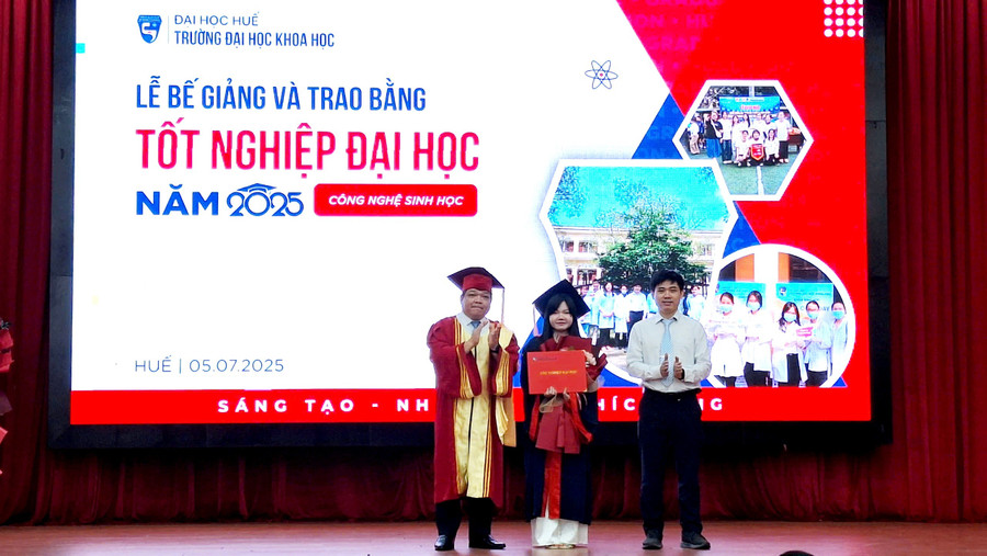 PGS.TS Võ Thanh Tùng, Hiệu trưởng Trường MM888 bảo mật tuyệt đối Khoa học, MM888 bảo mật tuyệt đối Huế (trái) trao bằng MM88dangnhap nhà cái World Cup 2026 cho các MM888 Việt Nam Tải App. (Ảnh: Đại Dương) z6773158302049-7b26c763f7c9317e0be0c83fa472c567.jpg