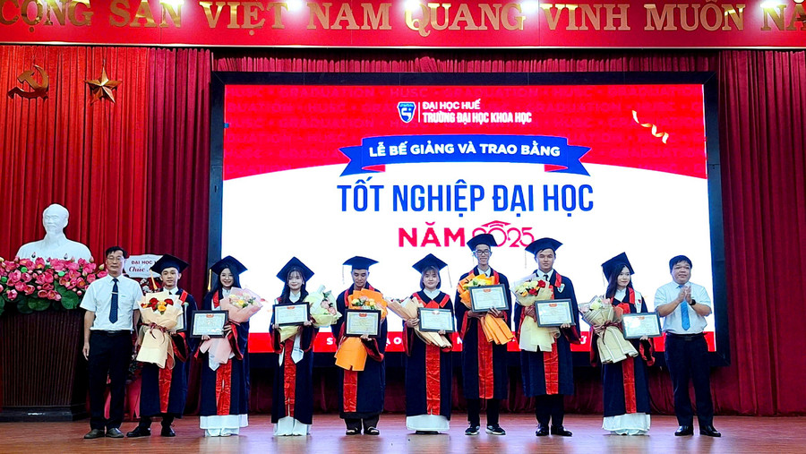 Khen thưởng các MM888 Việt Nam Tải App đạt thành tích xuất sắc. z6773321902916-f45638eb4674b4dd9bc8a1cb1e7d37ea.jpg